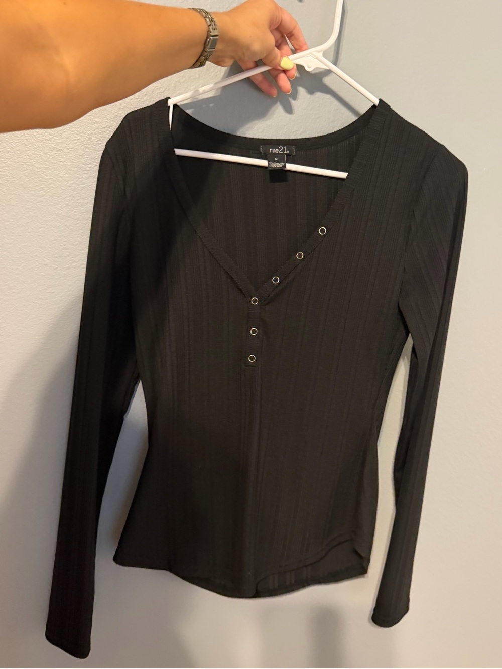 rue21 Black Ribbed Long Sleeve V-Neck Snap Henley Top